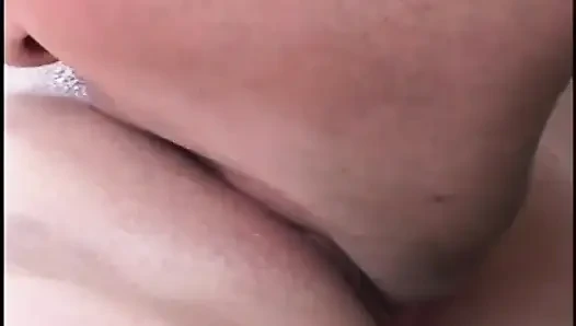 Sarışın orta yaşlı seksi kadın düzgünce tıraşlı amcık bir adam tarafından çim sandalyesinde sikiliyor