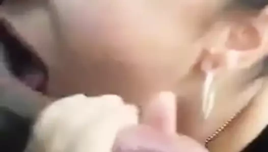 Latin kadın yarak emiyor ve boşalıyor