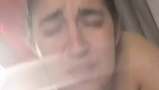 Onu kırbaçlıyor ve ona fahişe gibi davranıyor