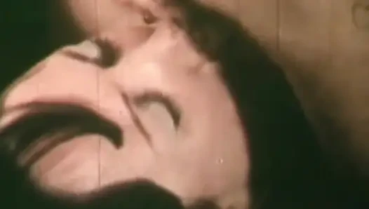 Büyük memeli esmer sert bir yarak alıyor