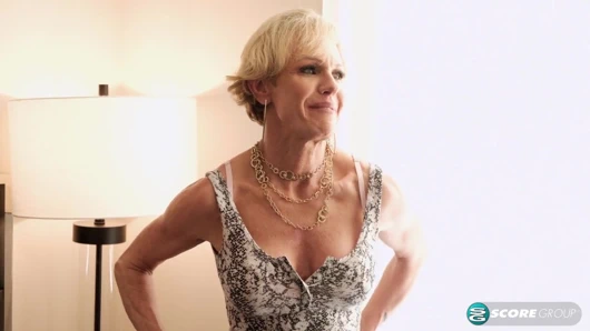 İri göğüslü evli kadın ve anne büyük, genç bir yarağı sikiyor