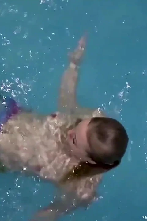 Tutsak deniz kızı havuzda seni azdırıyor