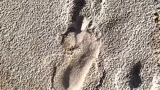 16 feet boyutunu plajda kum baskılarıyla karşılaştırıyor