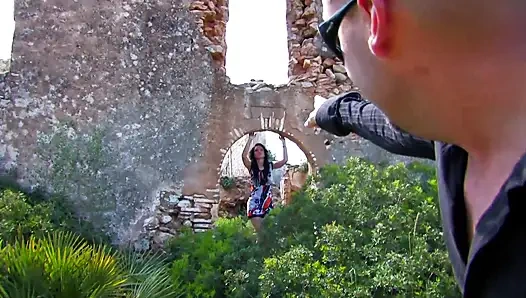 İspanyol esmer götü terk edilmiş bir evin harabeleri arasında sikiliyor