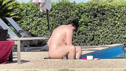 Otel havuzunda utanmadan