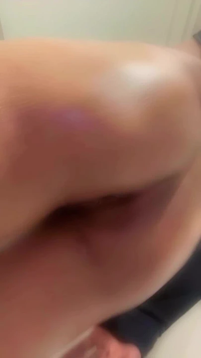 Femboy şişman götüyle twerk yapıyor ve dildoya biniyor