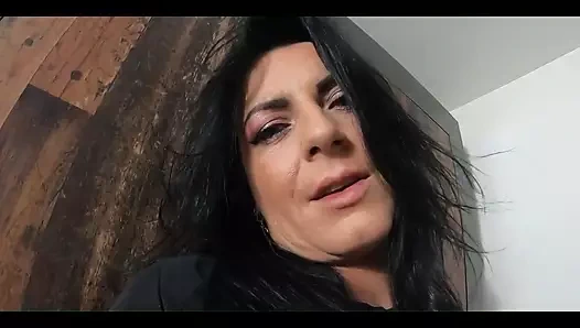 Milfycalla egzersiz kıyafetleri çiş fetişi ile deniyor