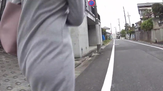 Bir birey İskandinav bir kadını tenha bir bölgeye kadar takip ediyor