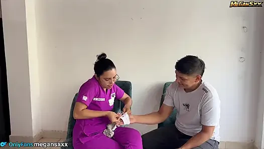 BÜYÜK GÖTLÜ HEMŞIRE DOKTOR GIDINCE HASTASıNı SIKIYOR.