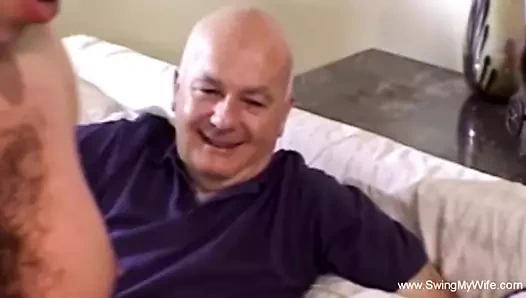 O azgın iken diğer adamla sallanan güzel karısı