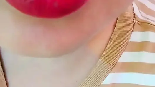 Seksi evli kadın büyük göğüslerini gösteriyor