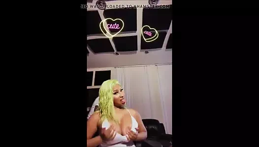 Nicki büyük göğüslerini gösteriyor