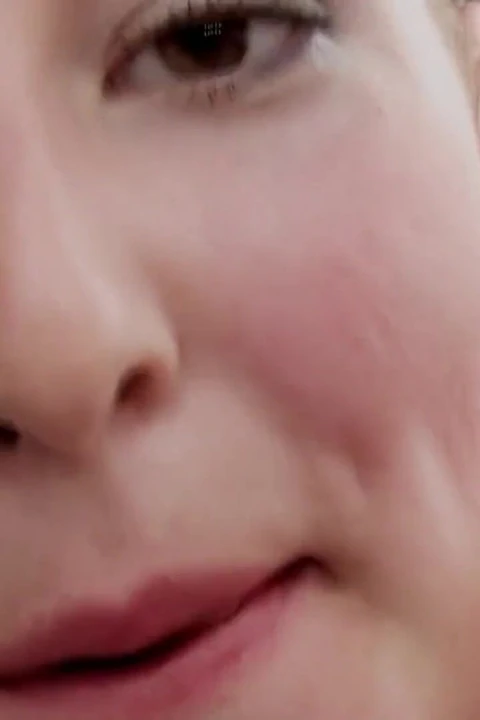 Крошка-блондинка ест сперму после жесткой скачки на огромном члене на диване