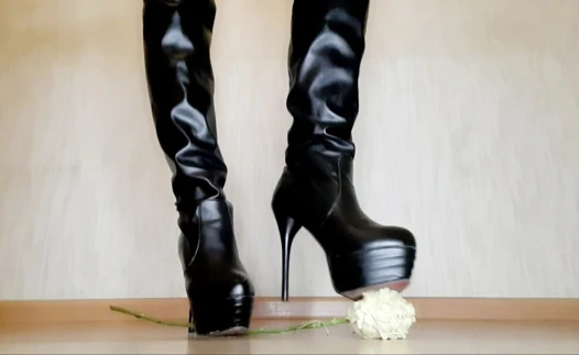 Dominatrix güzel ayakkabılarıyla gülleri çiğniyor
