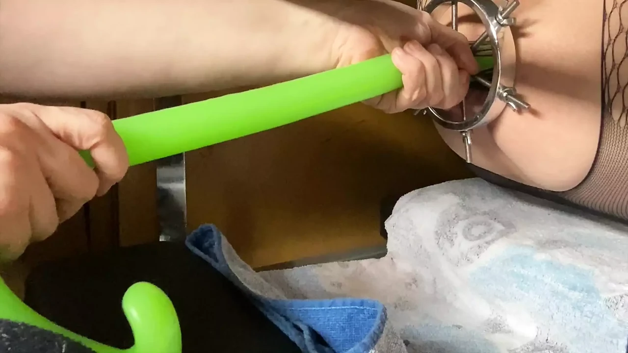 Sissy jest wypełniona 100 cm ekstremalnym dildo - część 2 z 2