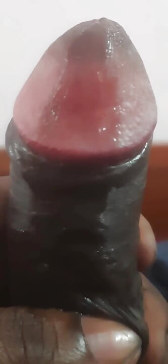 Kendi kendine zevk aldığı bir anda kendini tatmin ediyor