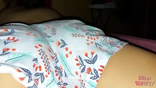 Üvey kız kardeşimle çarşaflar arasında oynuyorum