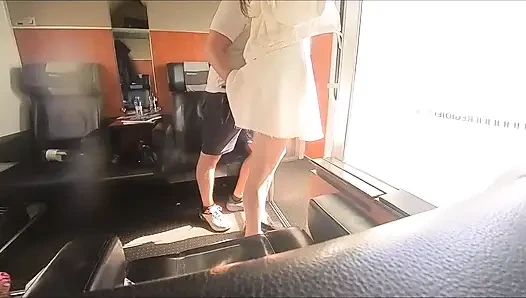 Trende sikişirken yakalandı. OMG - halka açık tren