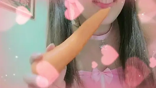 Sevimli küçük tavşanın senin için sert ve büyük bir havuç alıyor ve inliyor