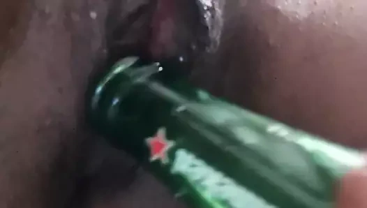 Ftm trans bir bira şişesinin tadını çıkarıyor (kısa)