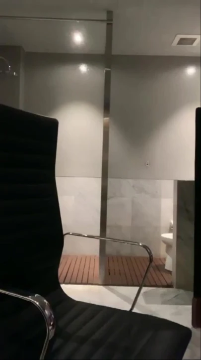 Bu Jakarta modeli fotoğrafçı tarafından neredeyse sikiliyor, sadece mastürbasyon yapıyor | Klip 2