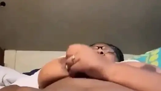 Islak amcığımı ovalıyor göğüslerimi sıkıyor çok sert boşalıyorum