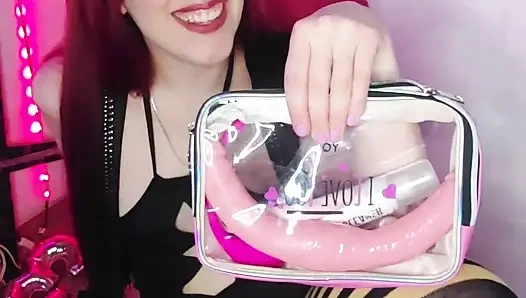 Gauchita arkadaşın seni oyuncak satın almak için seks dükkanına götürüyor