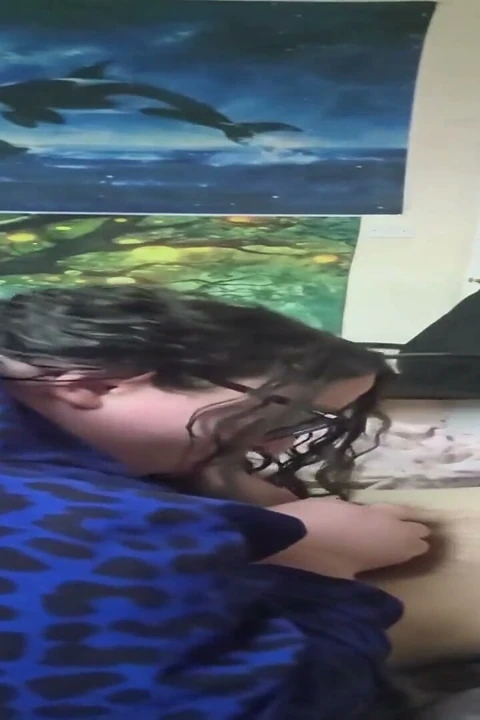 Ssbbw şanslı hayranına şehvetli bir şekilde sakso çekiyor