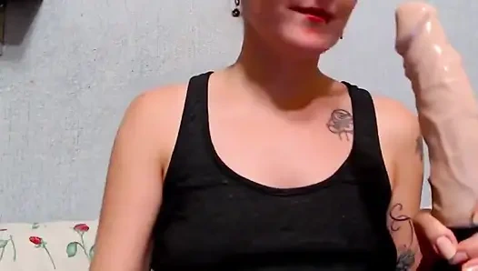 Büyük yarağını emiyor ve emiyor