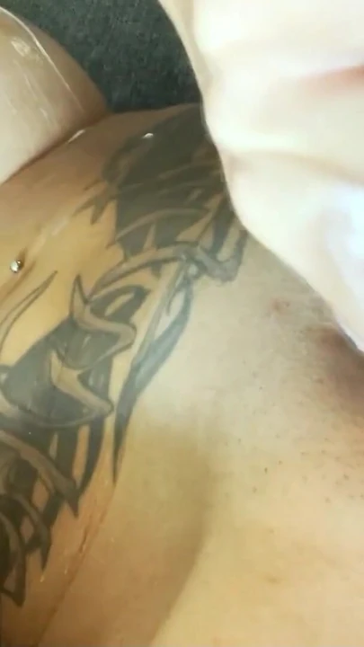 Ключевой момент из "НЕМЕЦКАЯ ТАТУИРОВАННАЯ СУЧКА KADA LOVE РАЗВЛЕКАЕТСЯ СОЛО СО СЛИВКАМИ"