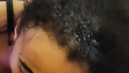 Utangaç genç kız ateşli emiyor