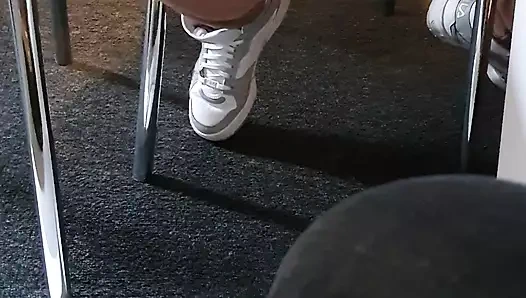 Üvey anne kahvaltısını yerken üvey oğlu masanın altındaki yarağı çıkardı