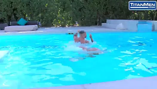 Yüzme yakışıklıları havuz başında eşek ibadet için gövdelerini kaybetmek