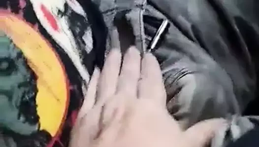 Araba sürerken sert sikini okşamama izin ver baba!