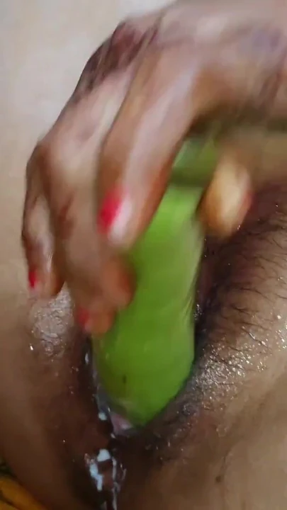 Обязательный для обмена момент из "Смаковатая бхабхи бхабхи сама себя обнажает, наслаждается королевой киски"