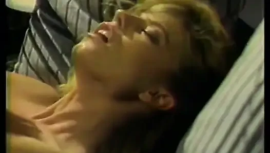 Seksi hatun amını yalattıktan sonra yarağa sert biniyor - ses yok ama müzik