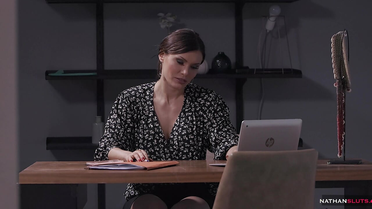 Yaramaz Asyalı sekreter Polly Pons büyük zenci yarağı iş arkadaşını götüne alıyor