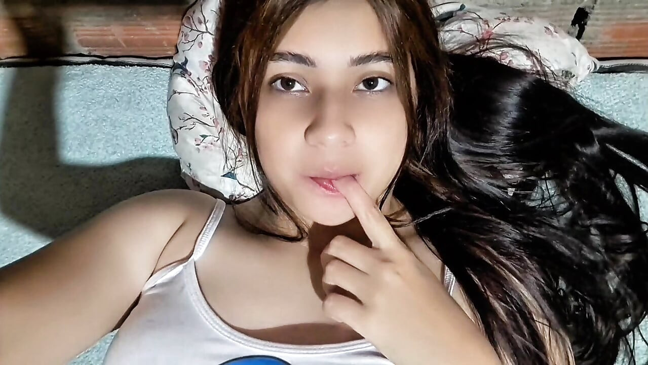Porno aktrisi büyük göğüslerini gösteriyor
