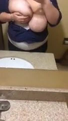 Genç şişman sürtük sarkık memelerle oynuyor