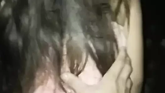 Genç kız karanlık yolda herhangi biri tarafından sikiliyor! Kız karanlık yolda sikiliyor