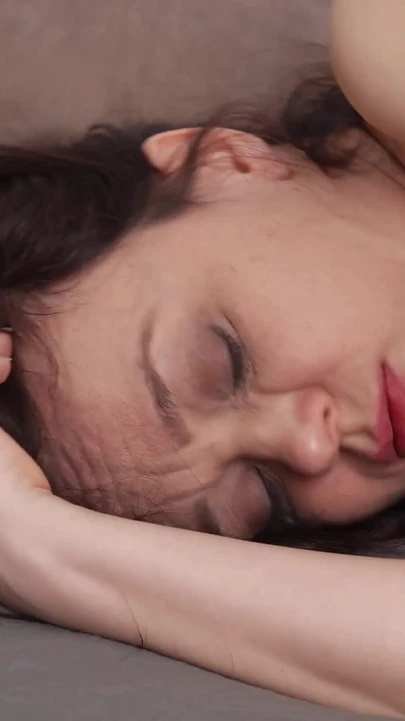 Kız arkadaşım üvey annesini sikmeme sürpriz yapıyor