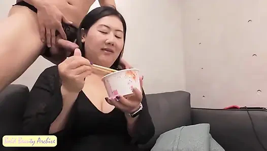 İlk buluşmadan itibaren külotunu boşaltıyor dölleme gırtlağına kadar üç doruk noktası