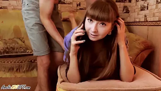 Genç kız erkek arkadaşının sikini emiyor ve konuşurken doggystyle yapıyor