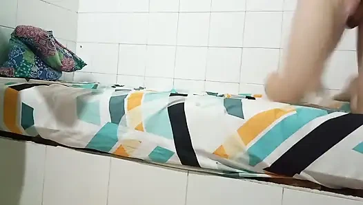 Büyük götlü ateşli New Yorklu esmer kadın birçok adam tarafından sikilmeyi seviyor