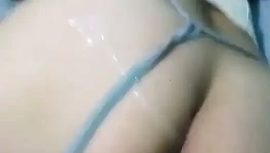 Üvey kız kardeşimin kuyruğuna boşaldıktan sonra parmaklıyorum