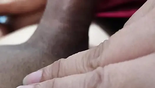 Büyük doğal memeli evli kadın yakın çekim sakso çekiyor ve yüzüne boşalıyor