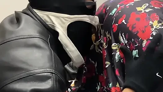 Aldatılan ateşli seksi espanol genç erkek avcısı siyah yarağı göt deliğini ve külotunu koklamayı seviyor.