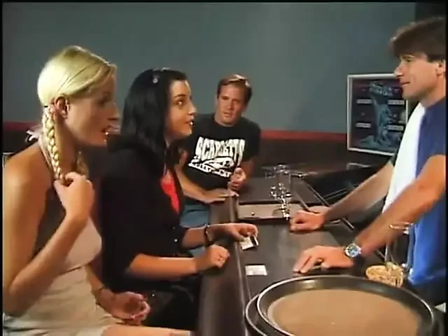 Yaramaz sürtükler sikiliyor