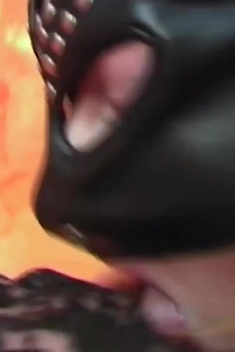 Deri kıyafetli fetiş sikişiyor