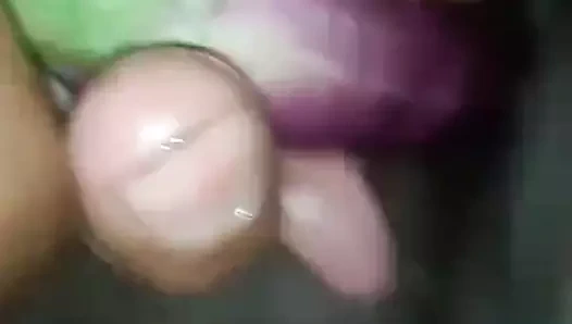 Hintli teyze parmaklıyor ve sert sikişiyor